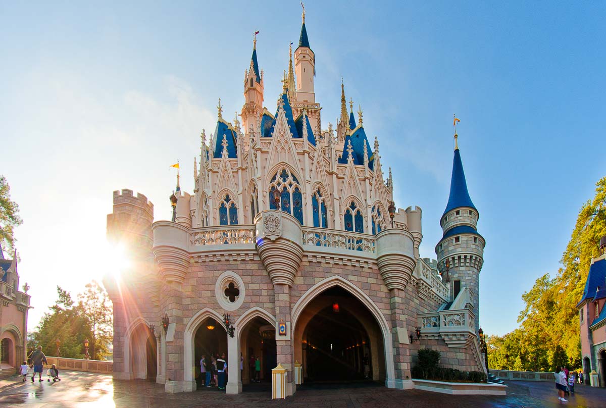 Tokyo-Disneyland-Cinderella-Castle-DIsneytouristblog.jpg